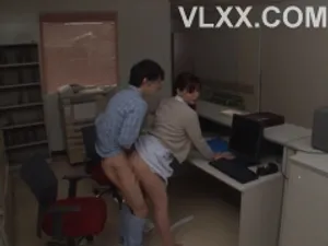 Ngủ dậy giật mình khi thấy cô đồng nghiệp đang "cưỡi ngựa" với mình