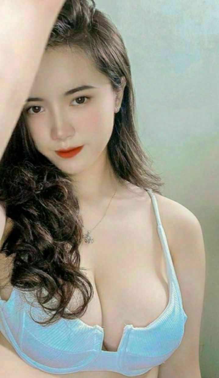 Anh chàng vịt chỉ quan hệ với những cô gái trẻ có hình xăm trên ngực. Anh ấy tiến đến giường lần thứ hai và lấy ra một chiếc máy rung để quan hệ. Anh ấy quan hệ theo tư thế 69 và thích thú khi được quan hệ với cái mông xinh đẹp của cô ấy. Phiên bản ngang 1080p